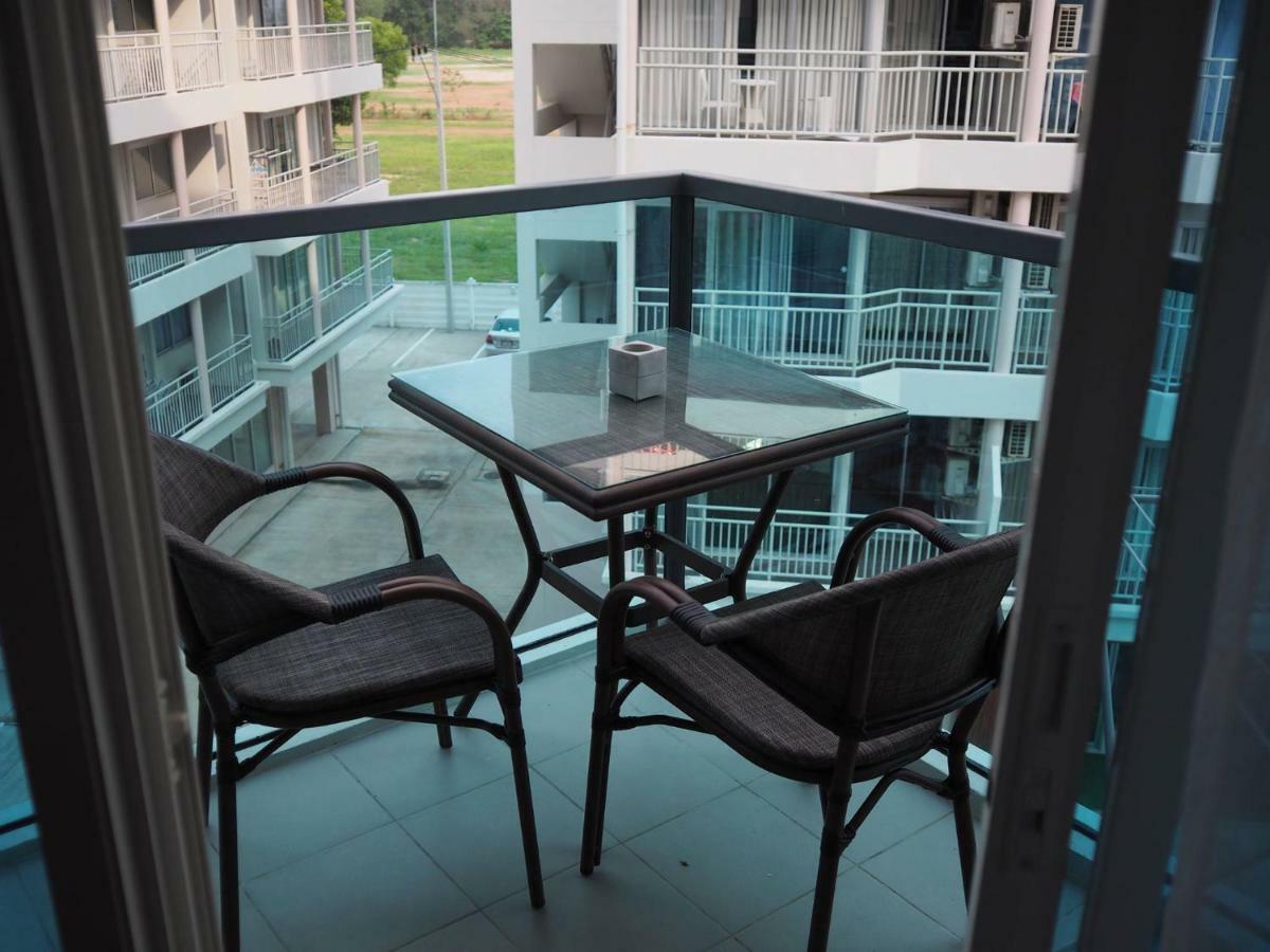 Grand Blue Condominium By Mary Mae Phim Luaran gambar